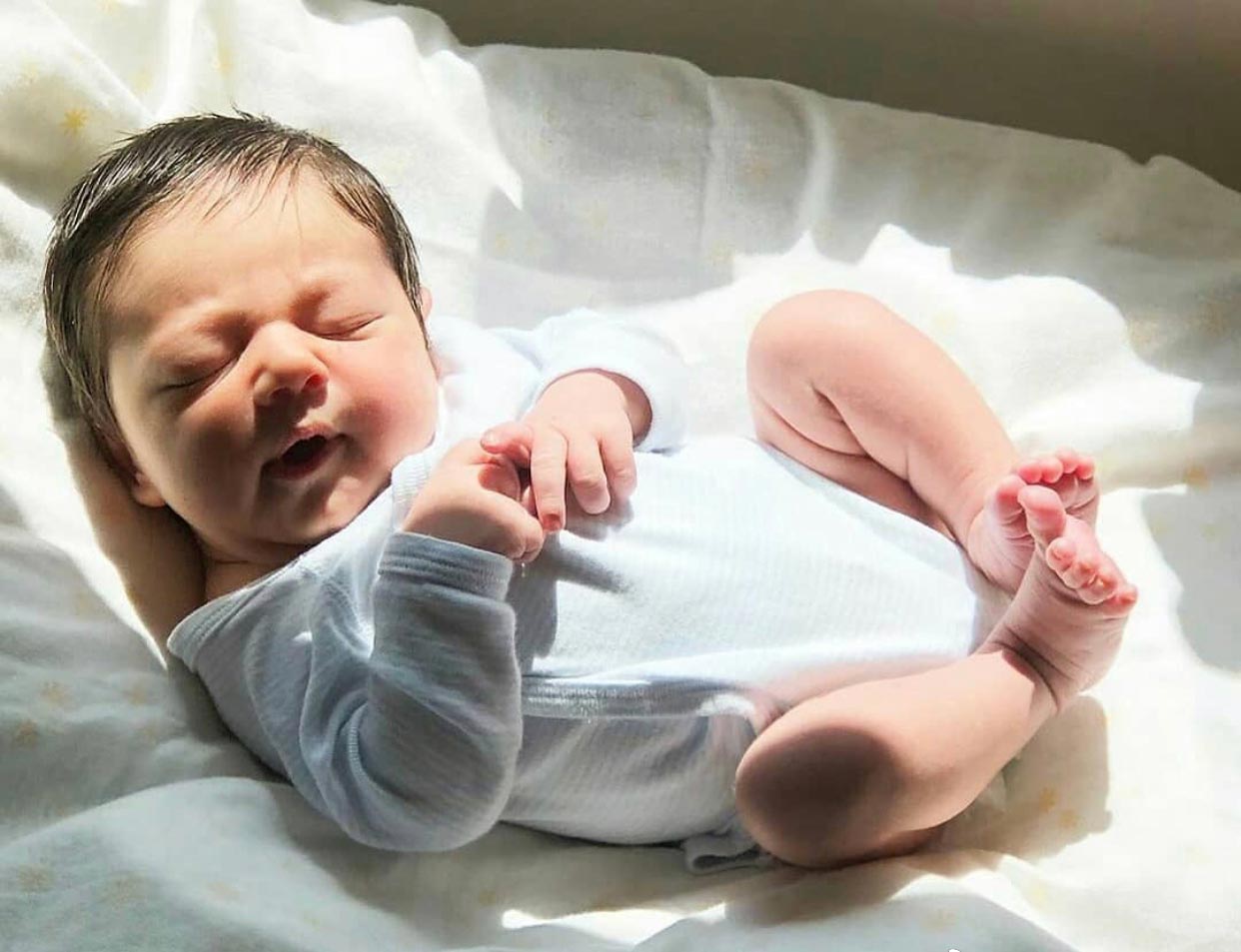 新生儿为什么那么难照顾,刚出生的婴儿脱发正常吗