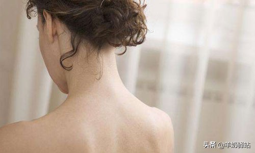 女生背上长痘痘怎么消除用什么药,女背上长痘痘的原因和解决方法