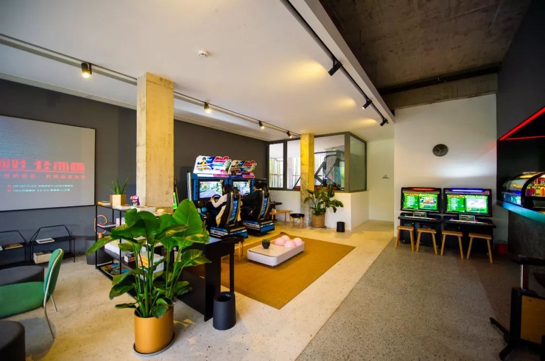 重回校园体验大学生,重回校园操场体验青春活力