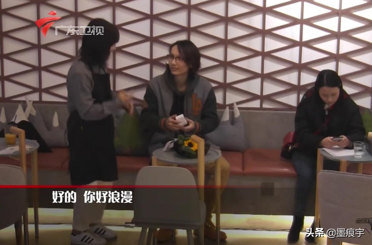 男子拿假钻戒求婚,男子自称月入百万却拿假钻戒求婚