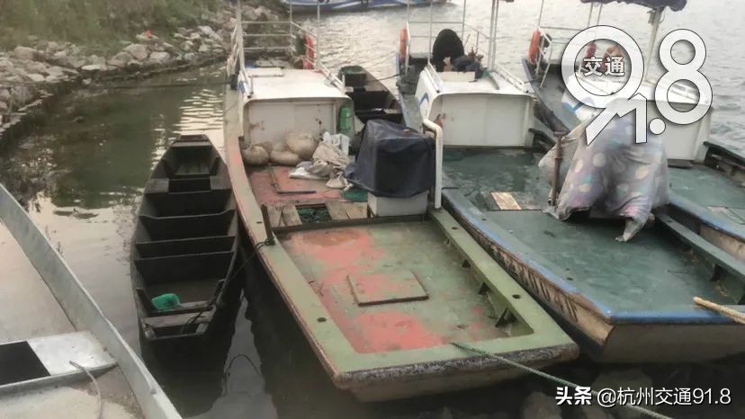 杭州两男子深夜到江边打架,杭州两男子划船