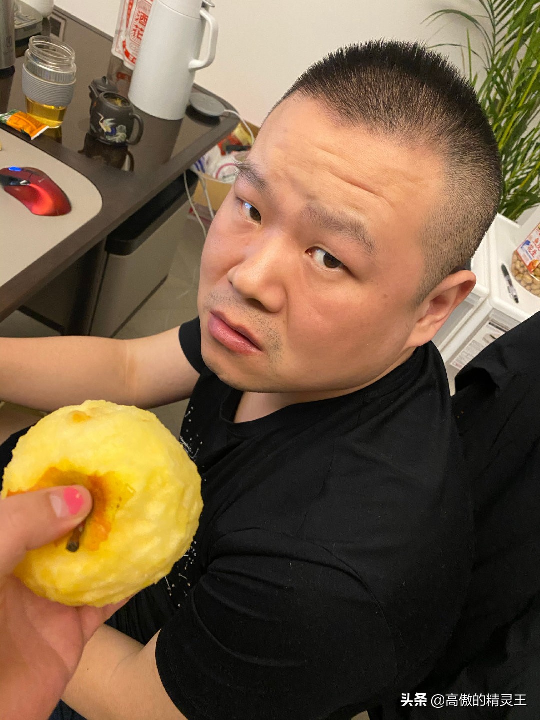 岳云鹏大半夜想吃苹果，老婆贴心为其“削”好却遭嫌弃