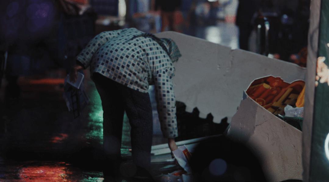 向对面出租屋射了一箭：80后妈妈王莹在城中村的实验艺术