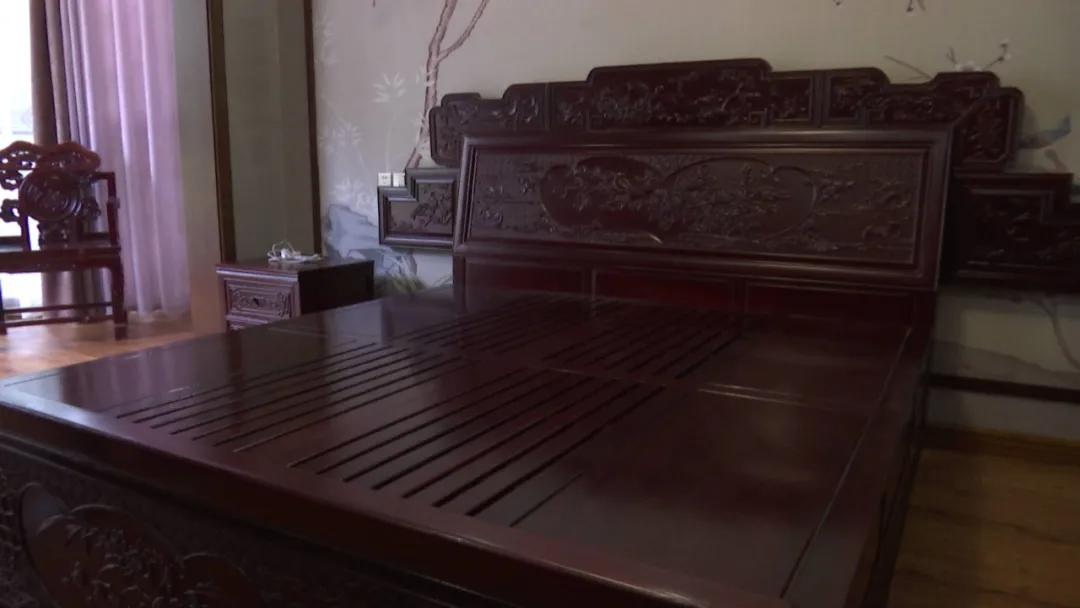 红木家具出现白色物质怎么处理,红木家具里有虫子怎么处理