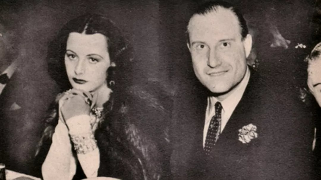 世界第一位全裸女星：嫁*火军**商，发明专利，艳极一时为何晚年凄惨