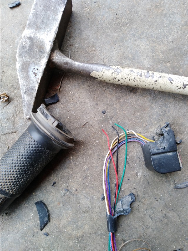 电动三轮车打开钥匙轮子转不动,三轮电动车拧转把不动提示已刹车