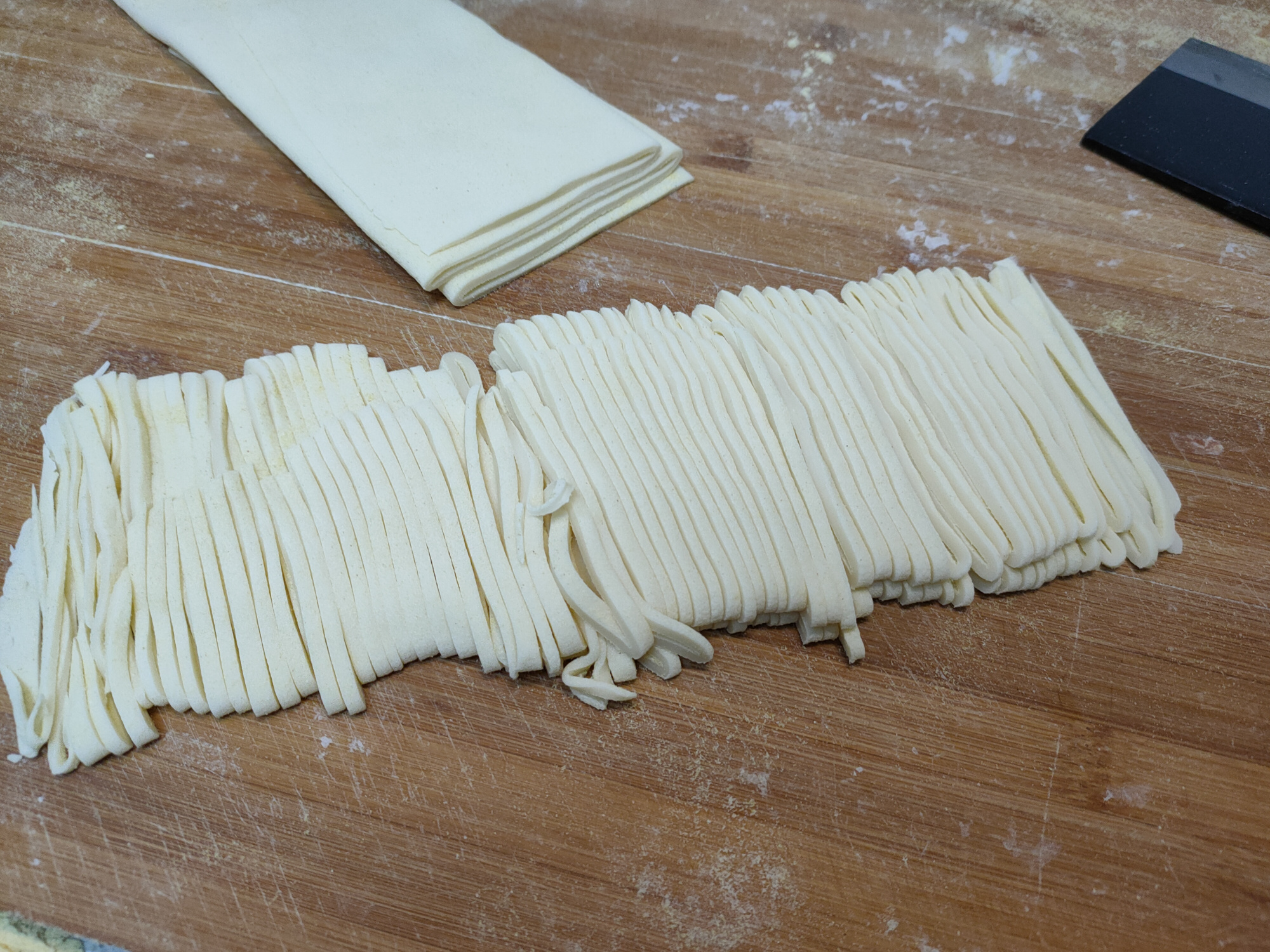 手擀面一煮就糊锅底,手擀面一煮透明