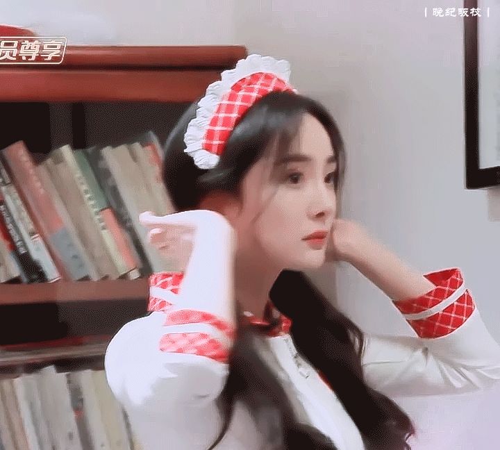 杨幂代言的洞洞鞋是什么品牌,杨幂又带火一款老爹鞋