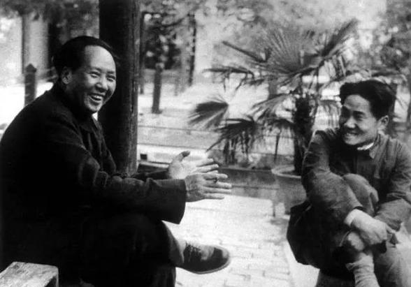 接见朋友时，毛主席的烟盒仅剩1支烟，随后主席的1个举动令人暖心