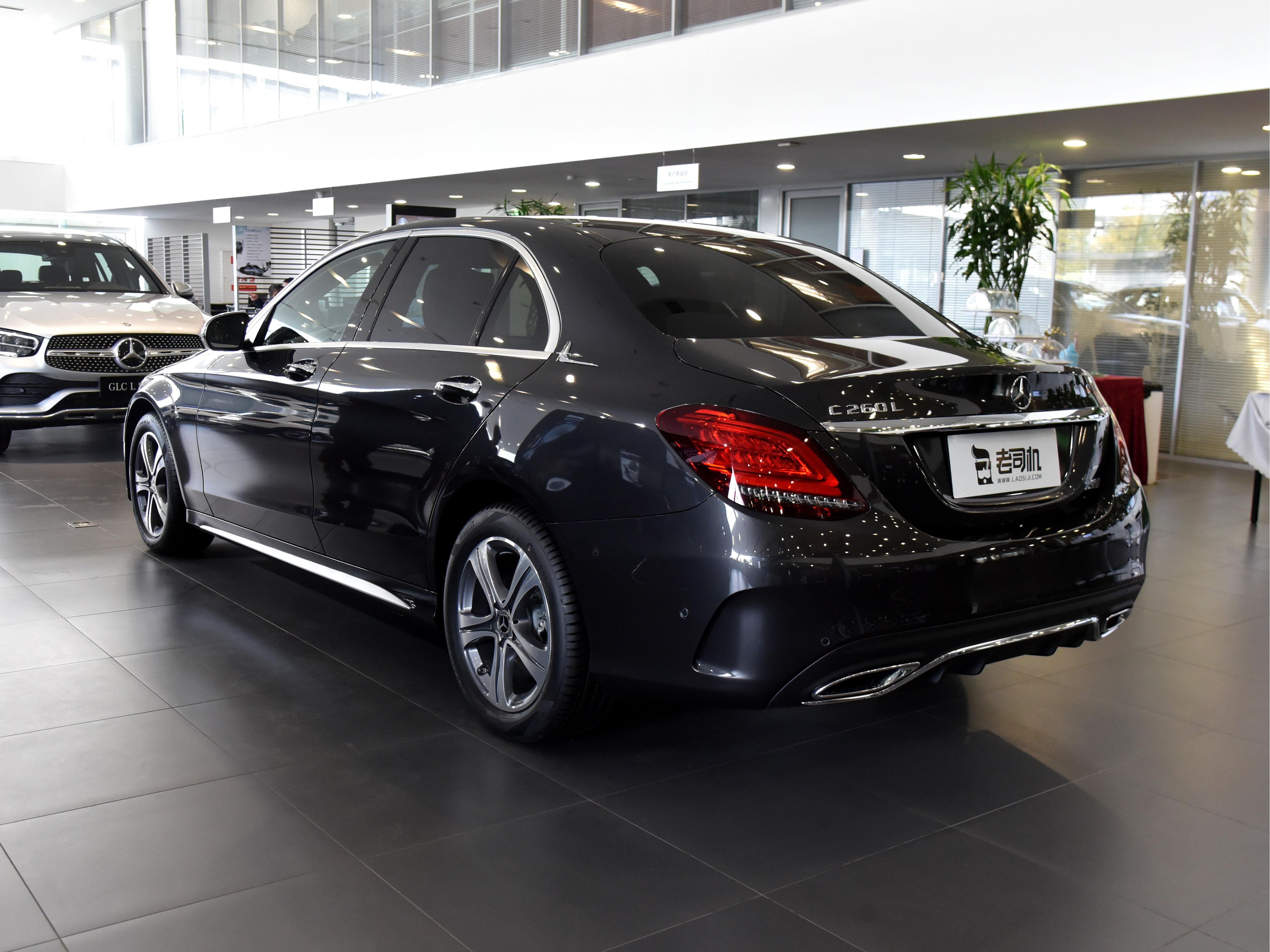 坐着空间大还舒服，开着省油还是豪华品牌，带你看奔驰C级