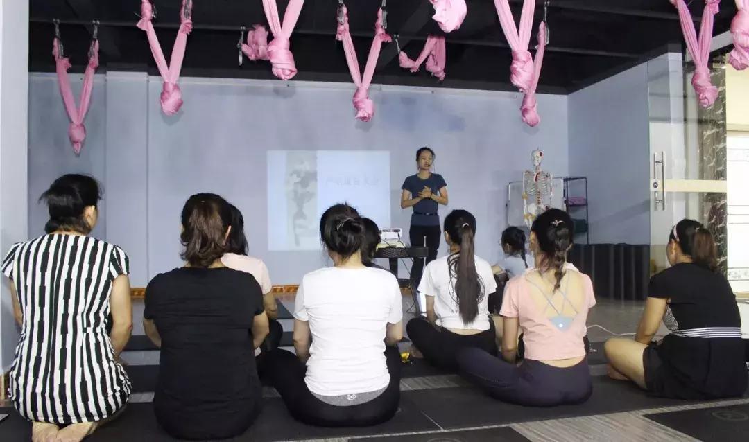 产后臀部两侧凹陷臀部下垂,产后臀部下垂训练