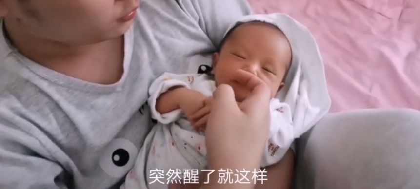 宝宝睡着探鼻息,宝宝睡着总是用手摸脸