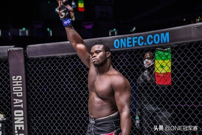 非洲传统跤王，恐怖黑色肌肉立方体——“摔跤狂人”欧玛-凯恩