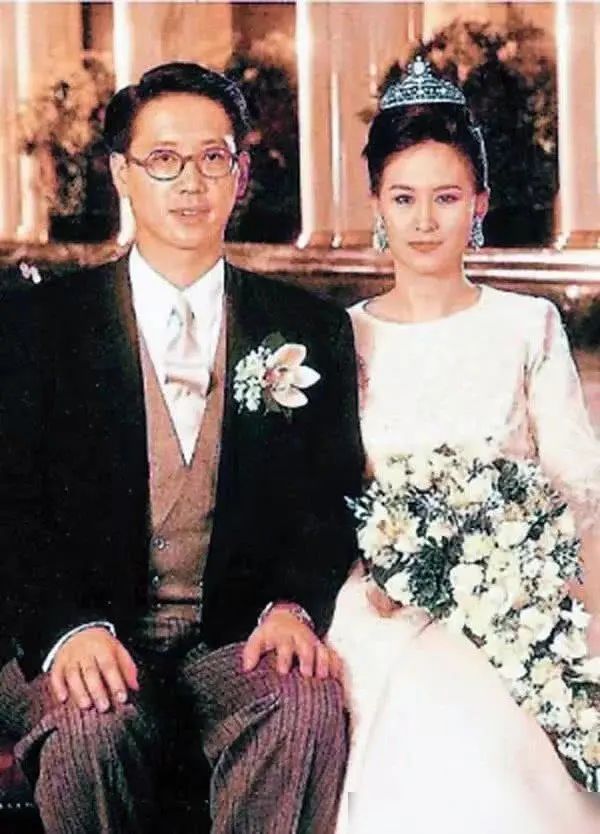 世纪婚礼，何超琼没有新娘子的笑容，反观同框陈百强，是真爱了