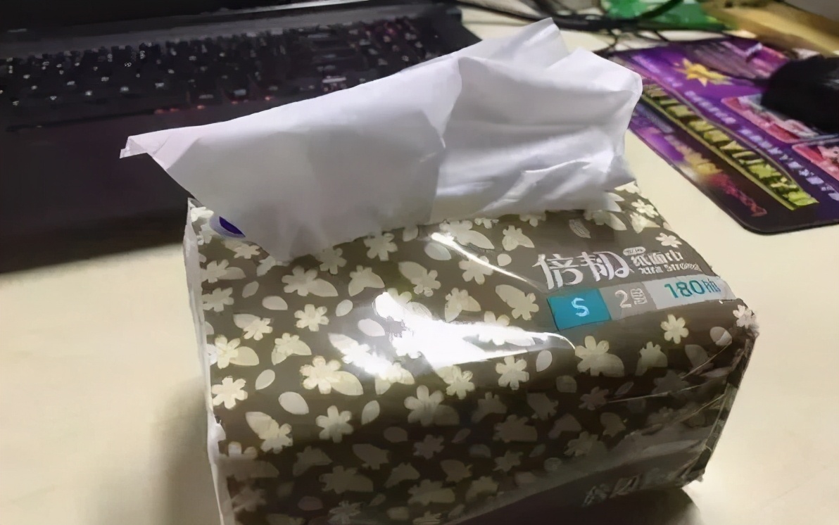 床单有痕迹，纸篓塞卫生纸，男孩的“生理期”同样值得父母重视