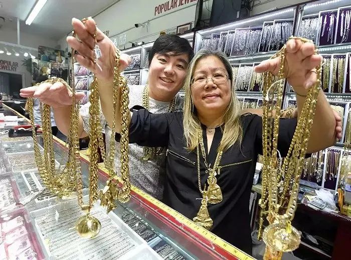 广东大妈开挂人生：靠金链称霸美国嘻哈圈，还被碧昂丝叫妈妈