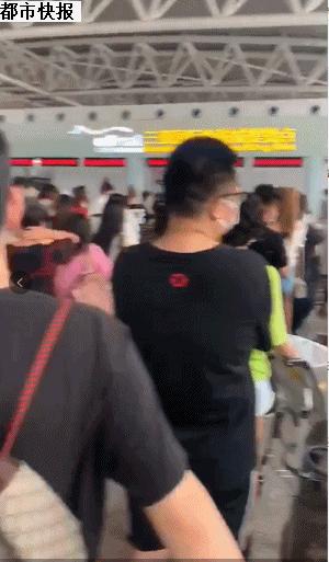 每年每人10万免税购物额度！杭州小伙去海南玩，机场免税店提货点十多个窗口排长长长队