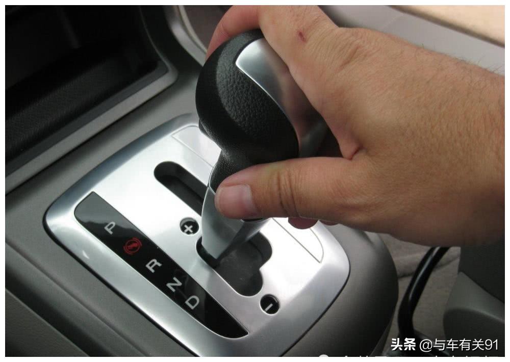 自动挡车走长下坡怎样操作,自动挡开车下坡拐弯技巧