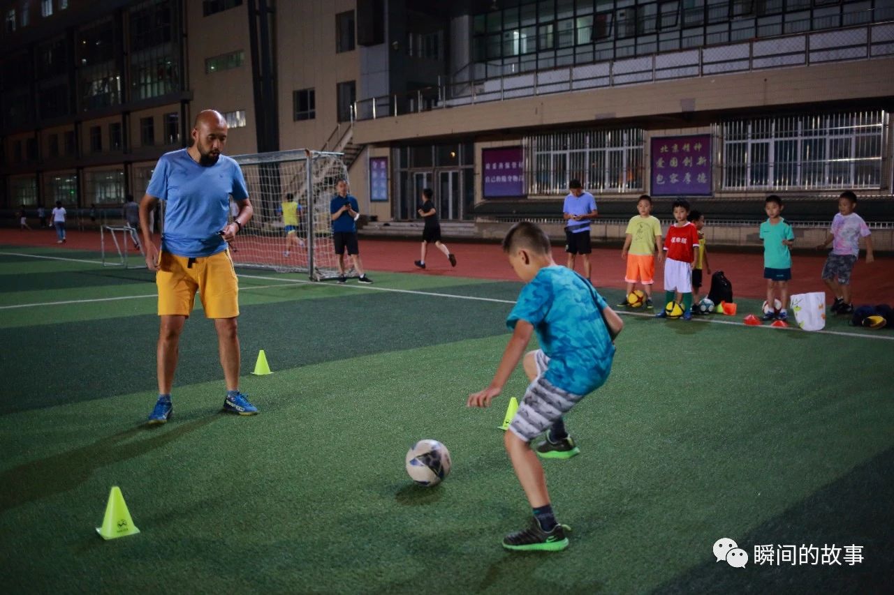 少年足球训练光脚日常,小学生夜晚足球训练