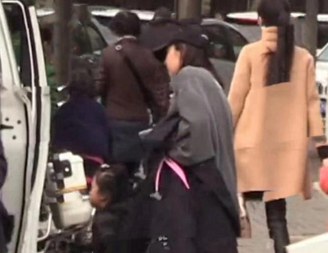 张子萱挺孕肚逛街,张子萱晒陈赫回复