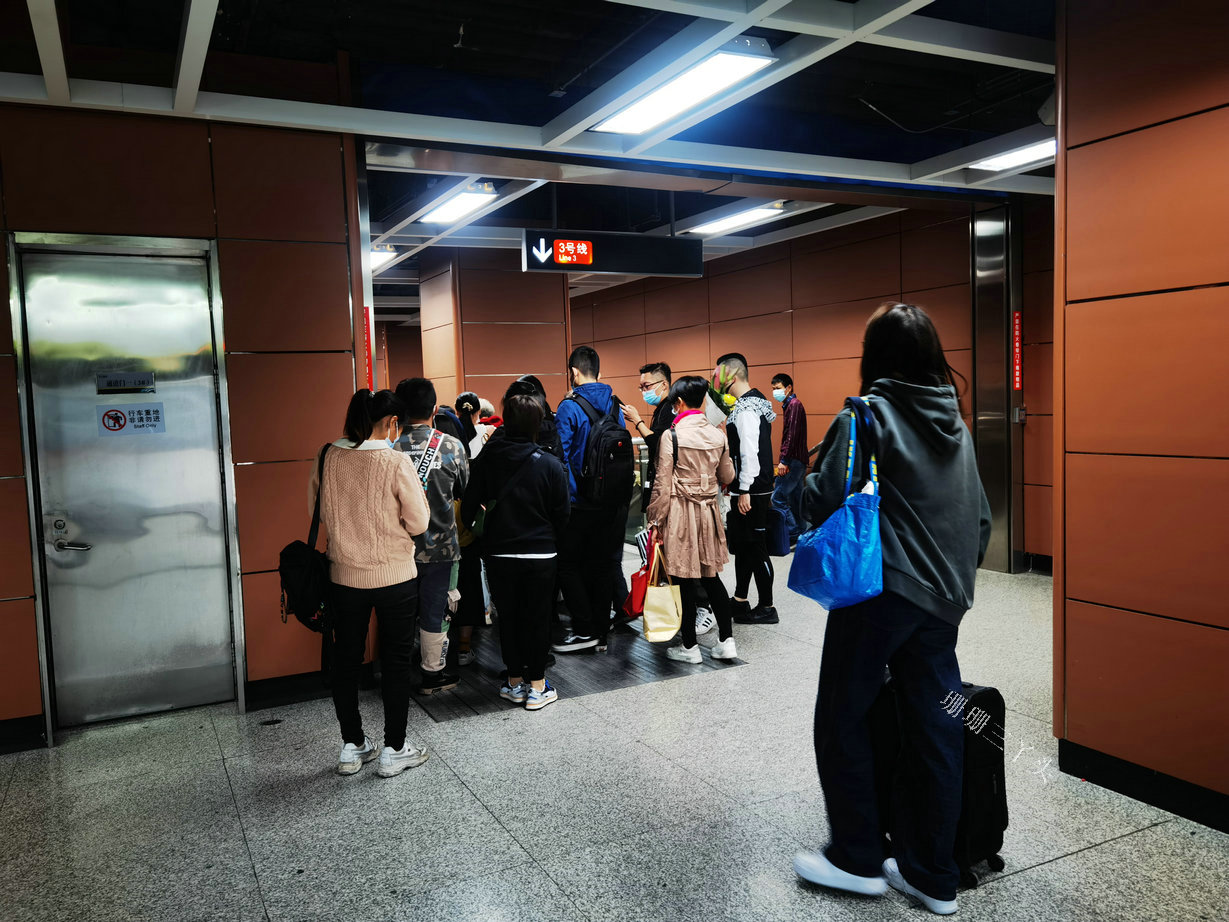 实拍广州6个地铁站，在“就地过年”的倡议下，坐车的寥寥无几？