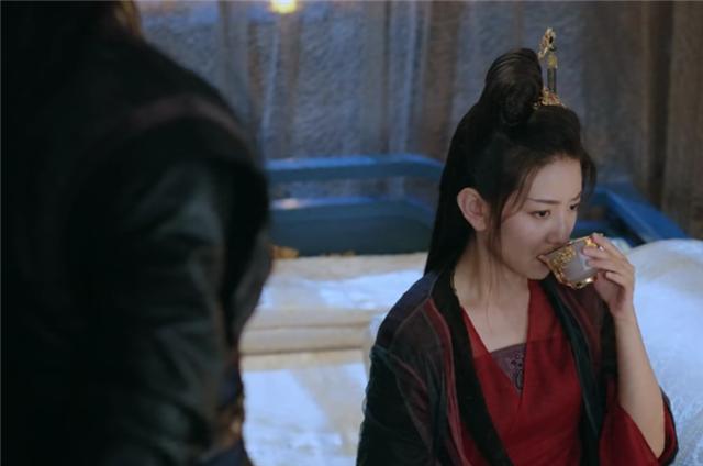 一人分饰三角片段,一人分饰多角电视剧吻戏