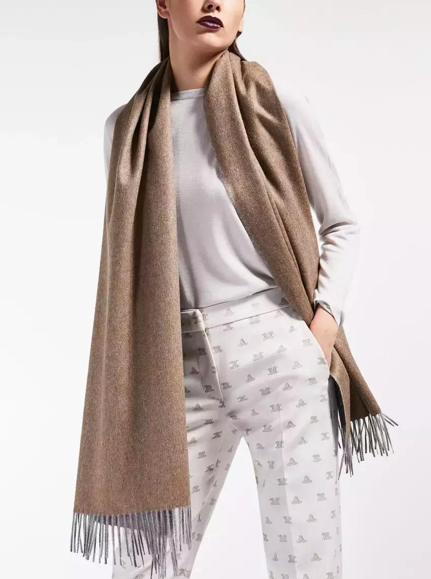 想要冬天穿出高级感,冬天围巾这样系简单又时尚好喜欢