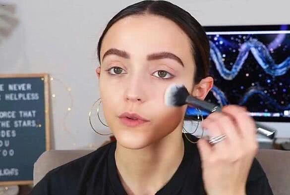 bb霜怎么涂不卡粉自然,bb霜涂得少更容易脱妆吗