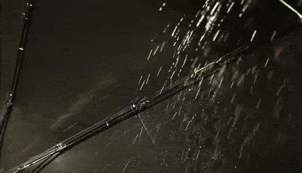 这把小黑伞3折卖89元一把，却有施华洛世奇水晶伞扣，太嚣张了吧