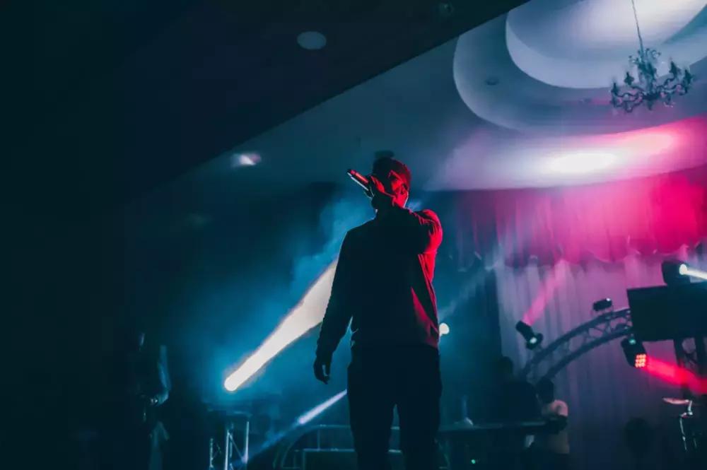 如何学会唱歌好听的方法,唱歌有什么技巧让你的声音变好