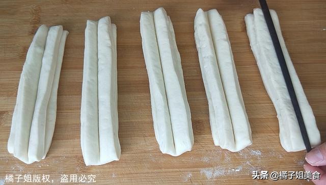 1公斤油条的做法和配方的全过程,面粉油条家常做法酥脆不硬