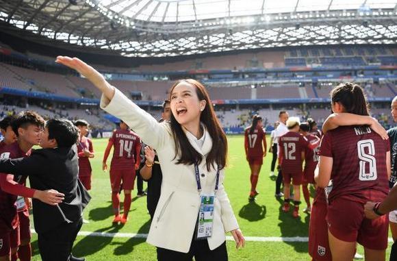 苏提达吃醋了，泰王心动的华裔美女伍伦盼，54岁依然优雅大方