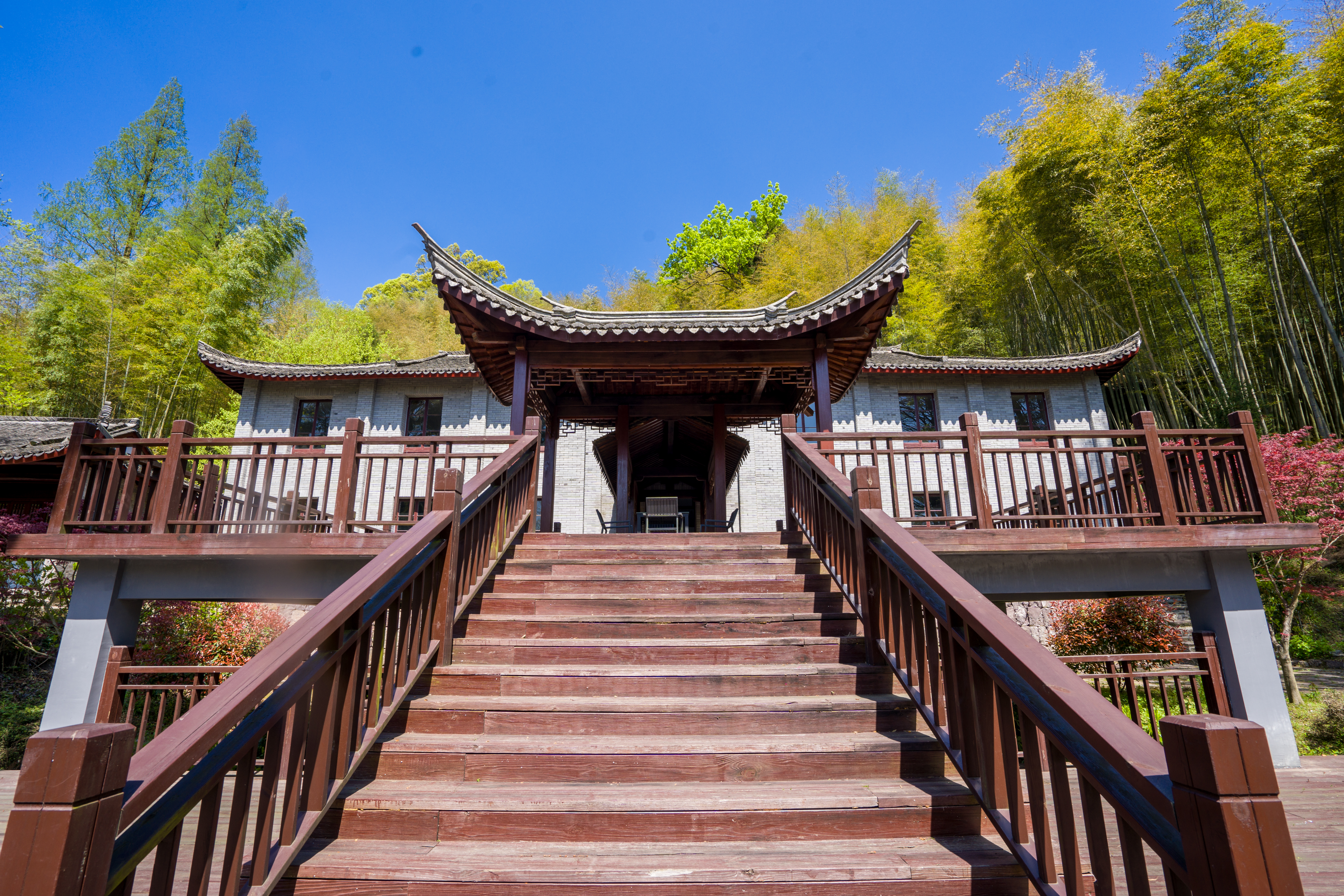 商量岗内的这家酒店，四季气候适宜居住，住客宛若身处桃花源