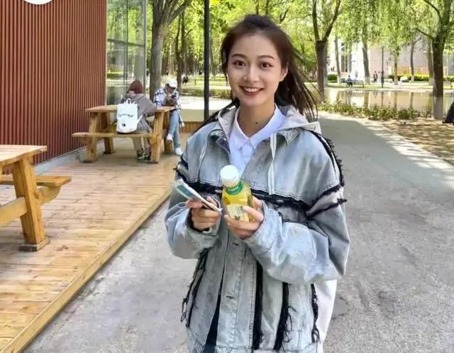 21岁浙江女孩成领诵员，曾备受杨澜爱好，网友：别人家的孩子