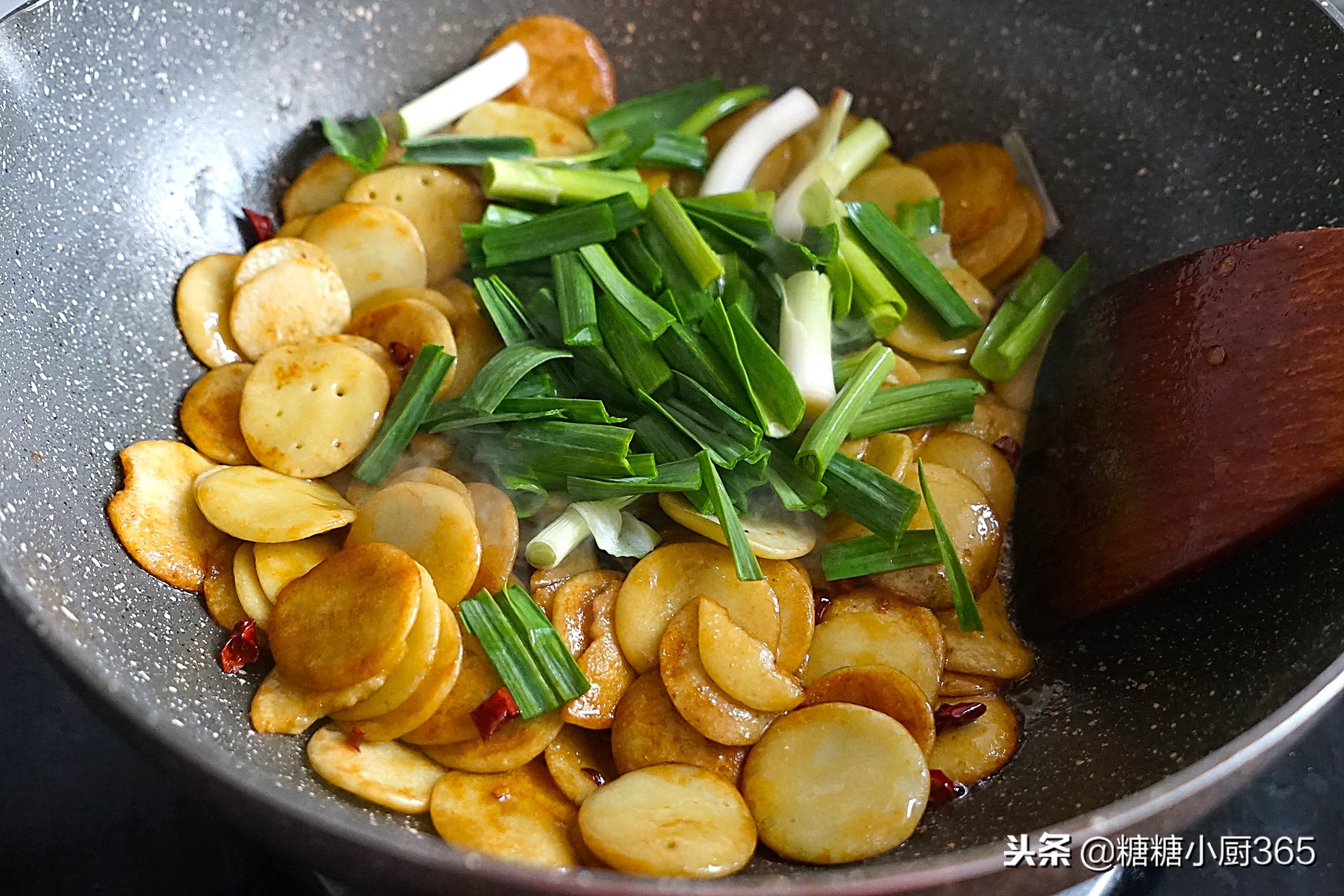 绿豆饼怎么炒不粘锅又好吃,绿豆饼搭配什么炒好吃