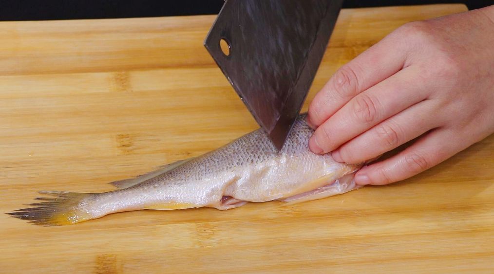 红烧黄鱼鱼肉鲜嫩不粘锅不破皮,黄鱼如何做最好吃