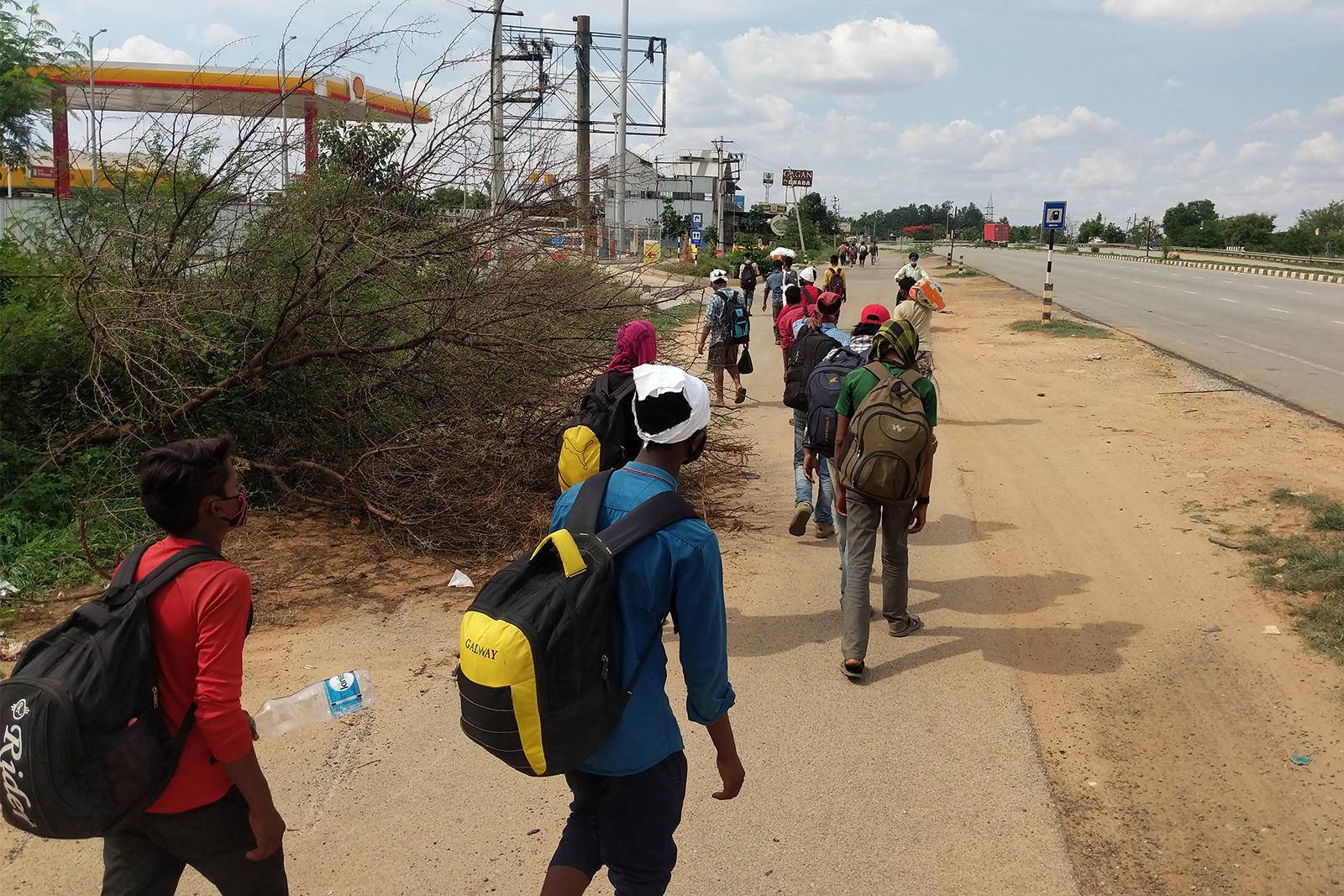 回一趟家要暴走2000公里。这群人的脚下，每寸土地都是辛酸