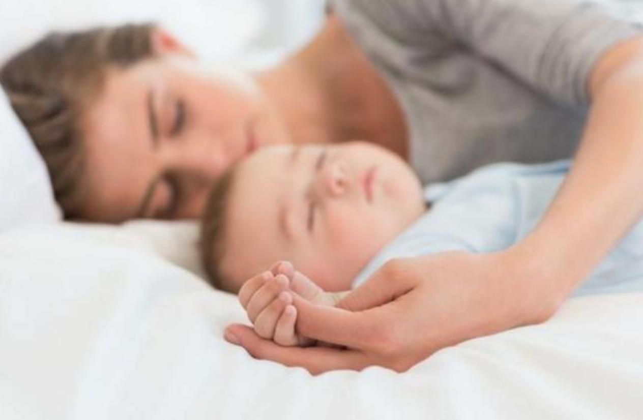 宝宝为什么吃着奶瓶就睡着了,宝宝吃着奶睡突然哭闹怎么回事