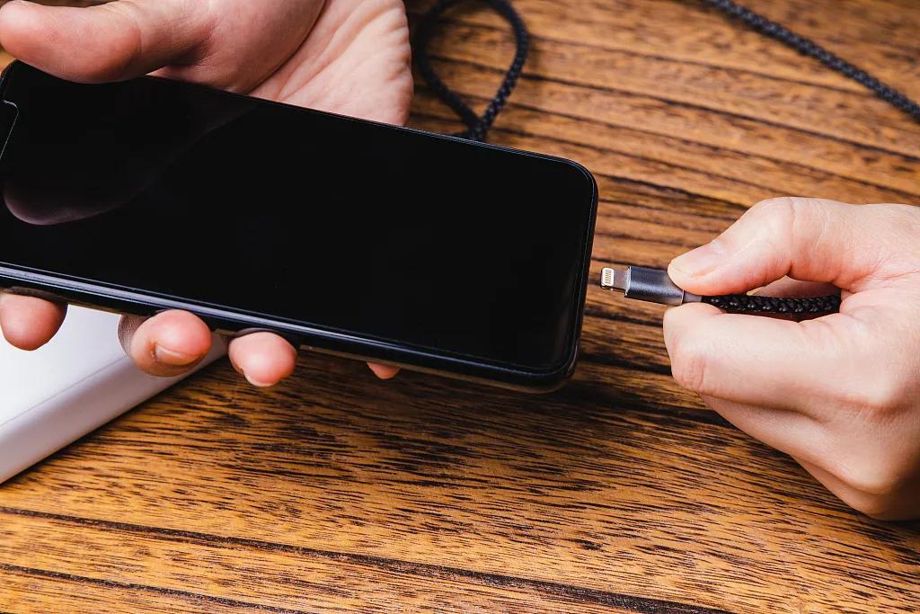 用充电宝充电会伤手机吗,充电宝和充电器给手机充电哪个好