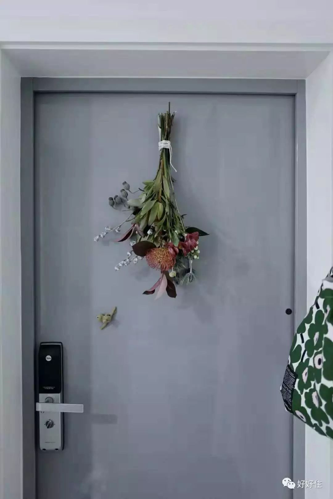 入户门上面很难看,我家的门颜色好丑怎么办