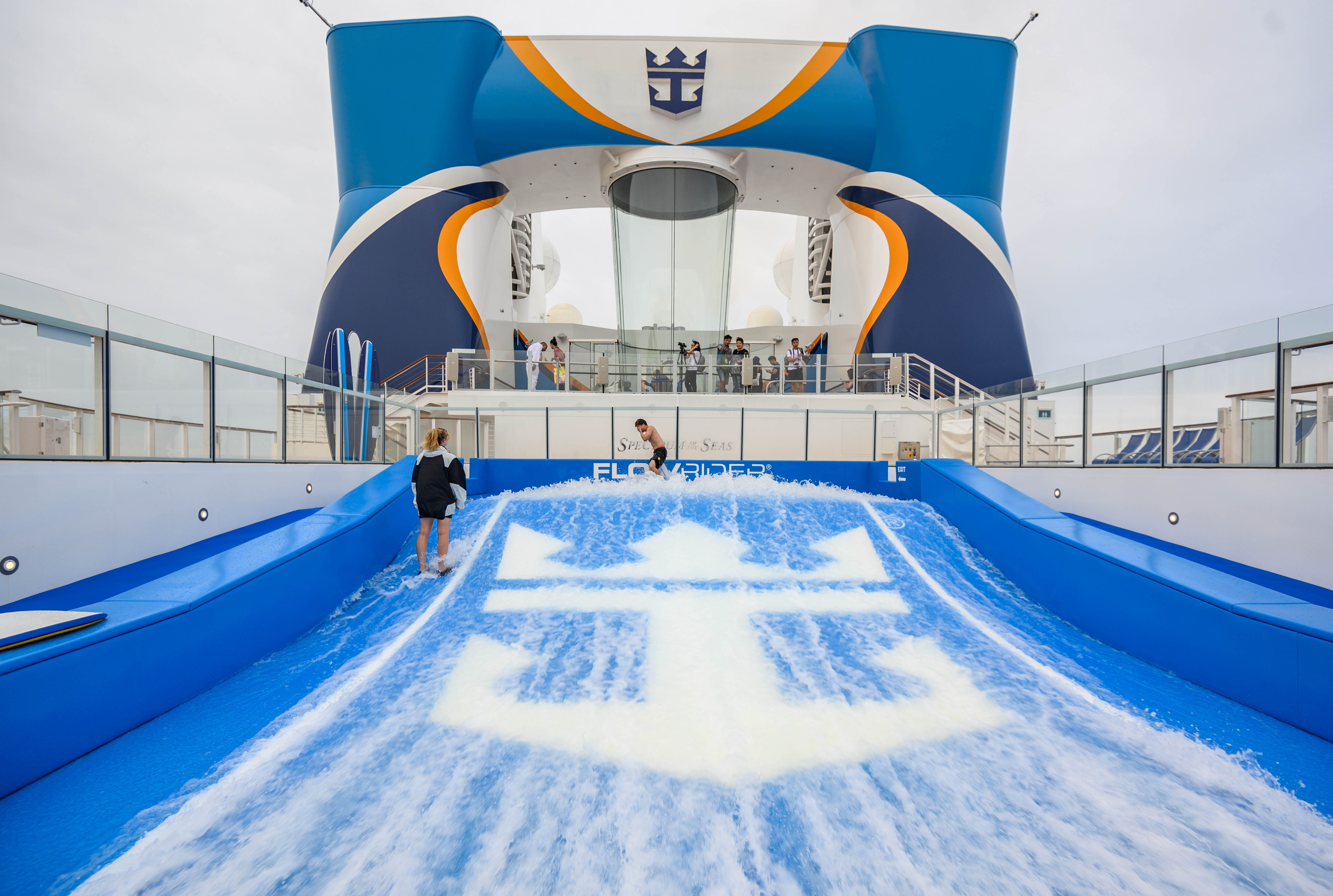 世界第一艘豪华邮轮,世界最大豪华邮轮首航