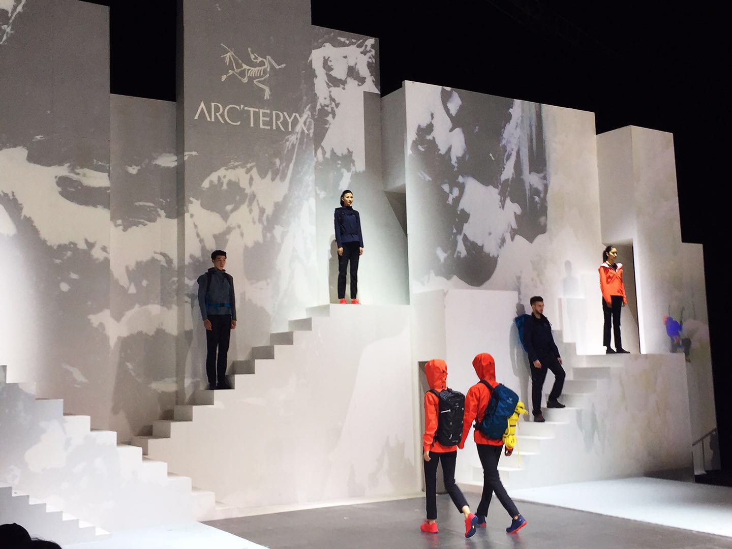 始祖鸟服装1019发布会,始祖鸟白色走秀