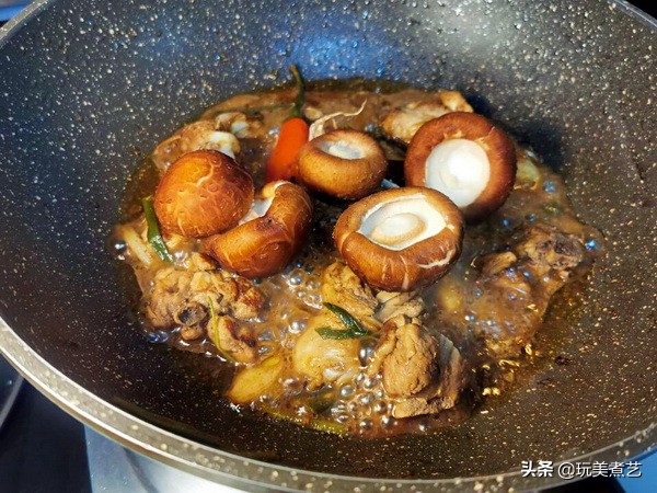 如何做出更美味的土豆香菇鸡,黄焖鸡加土豆香菇最下饭菜