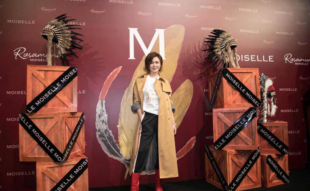 关之琳灰色长风衣,关之琳港风白裙穿搭