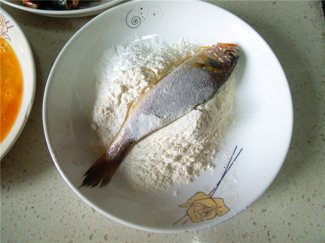 家常小黄鱼油炸,小黄鱼做法少油