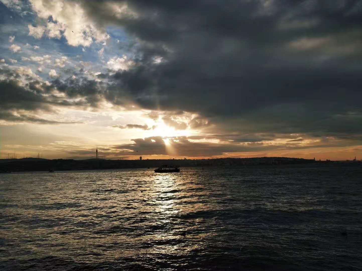 打开电脑我在办公室，关上电脑我在贝尔格莱德