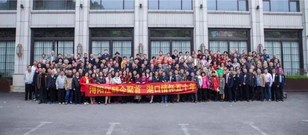 老知青50年后再聚首感叹今昔巨变,五十年后再聚首白发知青永恒情谊