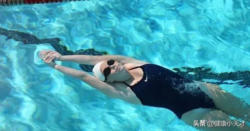 戴隐形眼镜再戴游泳镜可以游泳吗,游泳可以戴隐形眼镜吗