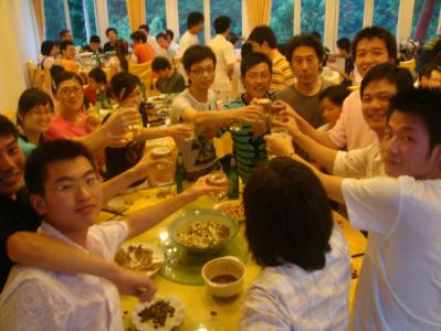 来一杯敬岁月,来一杯微醺助睡眠