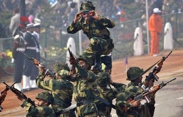 取消摩托车特技后，谁来解释印度阅兵式上的“演算数学题”表演